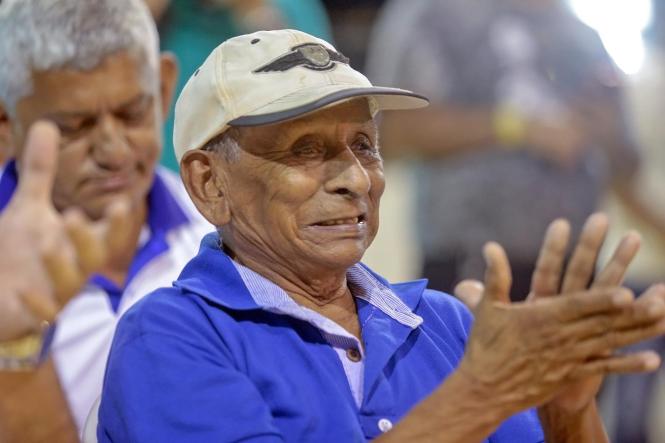 O governador Helder Barbalho inaugurou, na noite desta sexta-feira (15), na comunidade do Acarajozinho, em Bragança, Nordeste paraense, a Escola Estadual de Ensino Fundamental e Médio Domingas da Costa Sousa, um sonho antigo da comunidade, que tem cerca de quatro mil habitantes. Antes, a escola funcionava em condições precárias, em um prédio fundado há cerca de 35 anos, o qual já não conseguia mais abrigar as diversas atividades do colégio, divididas, então, também, pelo espaço de um pequeno centro comunitário. Os investimentos foram de cerca de R$ 5 milhões, oriundos do convênio celebrado entre o Governo do Estado e o Banco Interamericano de Desenvolvimento (BID). A escola vai atender cerca de 600 estudantes dos ensinos Fundamental, Médio e a modalidade de Educação de Jovens e Adultos (EJA).  

FOTO: MARCO SANTOS /AGÊNCIA PARÁ
DATA: 16.02.2019
BRAGANÇA / PA <div class='credito_fotos'>Foto: Marco Santos / Ag. Pará   |   <a href='/midias/2019/originais/2ac307eb-ca97-42a4-aec1-0d8018611178.jpg' download><i class='fa-solid fa-download'></i> Download</a></div>