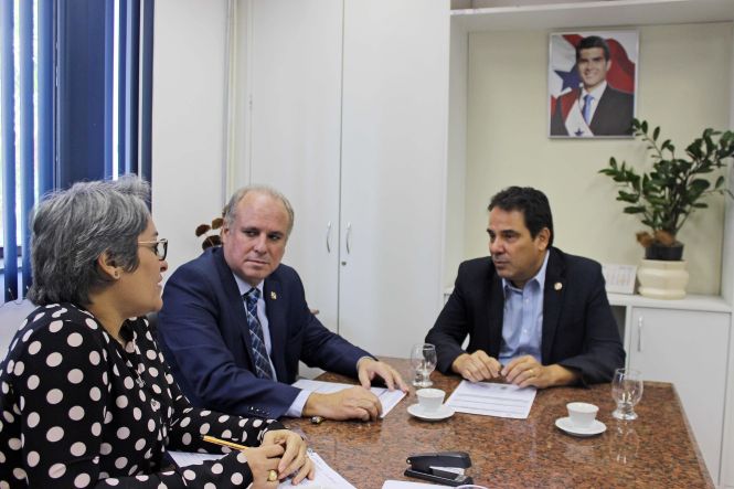 Foi realizada nesta terça-feira (23), a assembleia geral para aprovação do Balanço Patrimonial 2018 da Companhia de Saneamento do Pará (Cosanpa). Além do presidente da companhia, Márcio Coelho, participaram do ato formal o coordenador do Núcleo de Relacionamento com Municípios e Entidades de Classe (Nurmec), da Casa Civil, Josenir Nascimento, e a assessora técnica Cristiany Borges, também da Casa Civil.

FOTO: ASCOM / COSANPA
DATA: 23.04.2019
BELÉM - PARÁ <div class='credito_fotos'>Foto: ASCOM / COSANPA   |   <a href='/midias/2019/originais/2b1800b0-4db0-47fb-b3ef-bce955ec6599.jpg' download><i class='fa-solid fa-download'></i> Download</a></div>