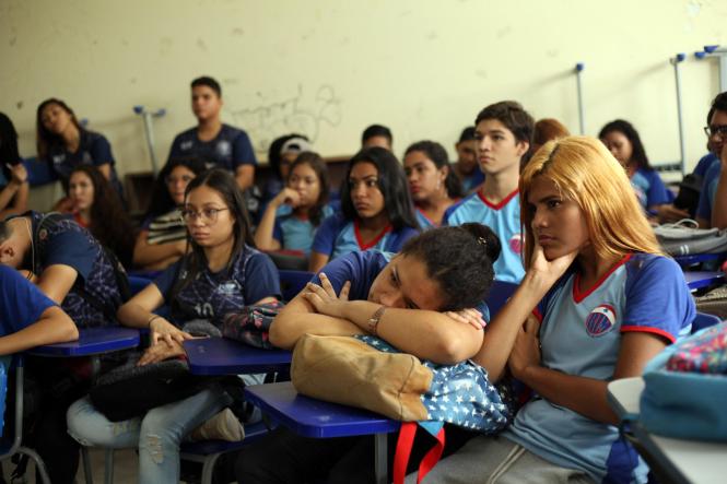 Para debater a questão da depressão, desde os sinais até como lidar com ela, a Coordenadoria de Enfrentamento ao Tráfico de Pessoas e Trabalho Escravo (CTEPTP/PA), vinculada à Secretaria de Estado de Justiça e Direitos Humanos (Sejudh), realizou palestra sobre a doença para alunos do 9º ano do Ensino Fundamental da Escola “Barão de Igarapé Miri”, no bairro do Guamá, nesta quarta-feira (9).

FOTO: WAGNER ALMEIDA/SEJUDH
DATA: 10.01.2019
BELÉM - PARÁ <div class='credito_fotos'>Foto: Wagner Almeida/ Ascom Sejudh   |   <a href='/midias/2019/originais/2b32826f-45e6-40e9-b4f8-94229752a469.jpg' download><i class='fa-solid fa-download'></i> Download</a></div>