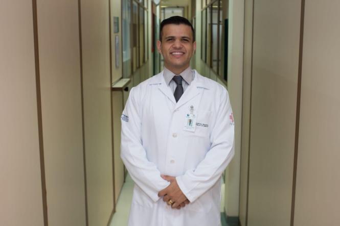 Após 31 dias internação no Hospital Regional Público do Marajó (HRPM), em Breves, Aldemir Gomes Miranda, 45, o quinto membro da família intoxicada por monóxido de carbono, teve alta médica nesta terça-feira, 12. No entanto, ele terá acompanhamento clínico devido as seqüelas neurológicas para recuperar parte dos movimentos e  fala.

FOTO: ASCOM / HRPM   
DATA: 13.03.2019
MARAJÓ - PARÁ

NA FOTO: Dr Cláudio escolher a melhor imagem) <div class='credito_fotos'>Foto: Ascom / HRPM   |   <a href='/midias/2019/originais/2b381916-5b73-4c1d-9b7b-b3264d65d6d9.jpg' download><i class='fa-solid fa-download'></i> Download</a></div>