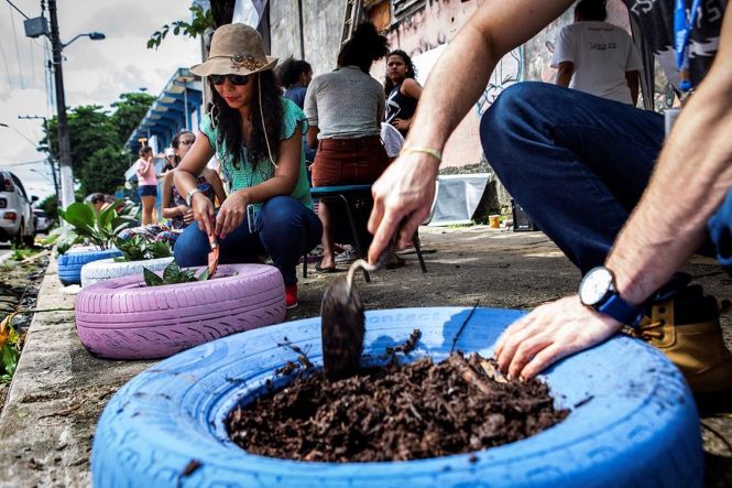 AçãO de revitalização "Ruas Verdes", do Grupo de Pesquisa em Educação e Meio Ambiente (Grupema), Coletivo Jovem de Meio Ambiente e Uepa Ambiental, na manhã desta sexta-feira, 24, no campus I da Uepa, em Belém.

FOTO: NAILANA THIELY
DATA: 24.05.19
BELÉM-PARÁ <div class='credito_fotos'>Foto: Nailana Thiely/ Ag. Pará   |   <a href='/midias/2019/originais/2b6b9a9e-fb4b-4c5e-917b-c07314c9d53f.jpg' download><i class='fa-solid fa-download'></i> Download</a></div>