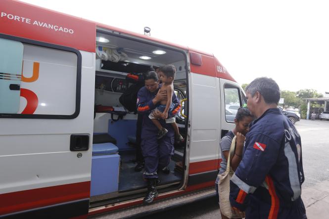 A agilidade do Grupamento Aéreo de Segurança Pública (Graesp) será determinante para a recuperação do menino Marielson Isaac dos Santos, de 4 anos, que sofreu, no fim da tarde de quarta-feira (20), um trauma na cabeça em um acidente doméstico, na Vila Gorete, no Rio Arapiuns, em Santarém, no oeste do Para. A mãe dele, Elizete Maria dos Santos, conta que o filho passou a noite toda com fortes dores na cabeça. A preocupação era grande porque não há transporte fluvial diariamente na comunidade onde moram.

FOTO: JADER PAES / AGÊNCIA PARÁ
DATA: 21.03.2019
SANTARÉM - PARÁ <div class='credito_fotos'>Foto: JADER PAES / AGÊNCIA PA   |   <a href='/midias/2019/originais/2b70bf68-60a4-437a-9ece-dd2bf9db0e18.jpg' download><i class='fa-solid fa-download'></i> Download</a></div>