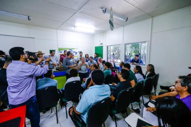 O secretário de Estado de Meio Ambiente e Sustentabilidade, Mauro Ó de Almeida, esteve na manhã desta sexta-feira (12) no aterro sanitário de Marituba (Região Metropolitana de Belém), para reforçar o apoio do Governo do Estado na busca por soluções para a destinação de resíduos sólidos no local, que teve seu fechamento anunciado para o fim do mês de maio.

FOTO: MAYCON NUNES / AGÊNCIA PARÁ
DATA: 12.04.2019
MARITUBA - PA <div class='credito_fotos'>Foto: Maycon Nunes / Ag. Pará   |   <a href='/midias/2019/originais/2b7bf51f-34ee-4a59-a84a-efbbd2930284.jpg' download><i class='fa-solid fa-download'></i> Download</a></div>