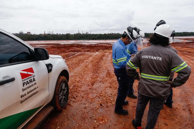 Equipes da Secretaria de Meio Ambiente e Sustentabilidade (Semas) vistoriaram, em Barcarena, a refinaria Alunorte - Alumina Norte do Brasil S.A, nesta sexta-feira (5). A visita técnica foi em caráter extraordinário após a forte chuva de ontem no município.

FOTO: FERNANDO ARAÚJO / AGÊNCIA PARÁ
DATA: 05.04.20189
BARCARENA - PARÁ <div class='credito_fotos'>Foto: Fernando Araújo/Ag. Pará   |   <a href='/midias/2019/originais/2b849126-4558-4284-bffb-219d72d2fe13.jpg' download><i class='fa-solid fa-download'></i> Download</a></div>
