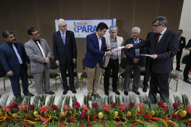 "Não há uma cidade que não apresente na sua pauta o pedido de melhoria nas escolas. Nós temos que ir além da educação infantil, fundamental e de ensino médio. É preciso ir além, para valorizar o futuro educacional dos jovens", afirmou o governador Helder Barbalho, durante o lançamento do Programa Bolsa Pará nesta quinta-feira (4), em Marabá, na programação do “Governo Por Todo Pará”.

FOTO: MARCELO SEABRA / AGENCIA PARA
DATA: 04.04.2019
MARABA - PARA <div class='credito_fotos'>Foto: Marcelo Seabra / Ag. Pará   |   <a href='/midias/2019/originais/2b8f43a1-000a-43b4-b83d-ce9e64b6c346.jpg' download><i class='fa-solid fa-download'></i> Download</a></div>