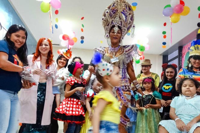 Crianças em tratamento oncológico, em Belém (PA), puderam dançar e se divertir no 3º Bailinho de Carnaval do Hospital Oncológico Infantil Octávio Lobo, que aconteceu nesta sexta-feira, 1/3, com a presença de integrantes da bateria da escola de samba Rancho Não Posso Me Amofiná. A festa aconteceu na brinquedoteca da Unidade, que é administrada pela Pró-Saúde Associação Beneficente de Assistência Social e Hospitalar, sob contrato com a Secretaria de Estado de Saúde Pública (Sespa).

FOTO: ASCOM / HPEG
DATA: 01.03.2019
BELÉM - PA <div class='credito_fotos'>Foto: ASCOM / HPEG   |   <a href='/midias/2019/originais/2b9633d3-c812-4bc5-97ef-285d68a1a31c.jpg' download><i class='fa-solid fa-download'></i> Download</a></div>