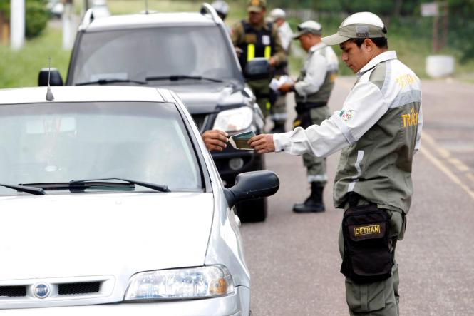 Transparentes, escuras, refletivas ou coloridas, a variedade de tipos de películas para automóveis é grande. Muitas delas servem até para proteger de estilhaços de vidro em caso de acidentes e contra os raios UV, mas o que muitos motoristas não sabem é que também existem resoluções do Conselho Nacional de Trânsito (Contran), e que o descumprimento delas podem ocasionar uma infração grave para o proprietário do veículo e pagamento de multa caso utilize-as de forma inadequada.

FOTO: ARQUIVO / AGÊNCIA PARÁ
DATA: 03.04.2019
BELÉM - PA <div class='credito_fotos'>Foto: Arquivo Agência Pará   |   <a href='/midias/2019/originais/2be4c5b0-21d9-4ea4-8de4-3569ea6cd73c.jpg' download><i class='fa-solid fa-download'></i> Download</a></div>