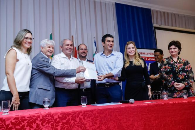 As principais demandas e necessidades da Região de Integração Baixo Amazonas foram discutidas, a partir da olhar da própria sociedade, durante a primeira audiência pública do Plano Plurianual (PPA) 2020-2023, realizada na manhã desta quinta-feira (21), no auditório da Universidade do Estado do Pará (Uepa), em Santarém. A abertura da audiência foi realizada pelo Governador Helder Barbalho em meio às atividades do programa Governo por Todo o Pará.  

FOTO: MARCO SANTOS / AGÊNCIA PARÁ
DATA: 21.03.2019
SANTARÉM - PA <div class='credito_fotos'>Foto: Marco Santos / Ag. Pará   |   <a href='/midias/2019/originais/2c1f4103-ecb3-4cad-9367-ffcbf551ad46.jpg' download><i class='fa-solid fa-download'></i> Download</a></div>