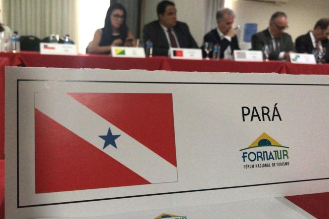 O secretário adjunto de Turismo do Pará, André Dias, participou na manhã desta quarta-feira (8), em Goiânia (GO), da 98ª reunião do Fórum Nacional dos Secretários e Dirigentes Estaduais de Turismo (Fornatur). André Dias representou o Pará no evento, que teve a participação de 20 estados brasileiros, e do ministro do Turismo, Marcelo Álvaro Antônio, e de Leônidas Oliveira, presidente da Empresa Brasileira de Turismo (Embratur).

FOTO: DIVULGAÇÃO
DATA: 09.04.2019
BELÉM - PARÁ <div class='credito_fotos'>Foto: Divulgação   |   <a href='/midias/2019/originais/2c26436a-4840-4028-a6cc-ed306fa74c1c.jpg' download><i class='fa-solid fa-download'></i> Download</a></div>