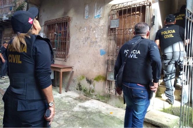 A Polícia Civil divulgou, nesta quinta-feira (25), os números finais da operação PC27 no Estado do Pará. A ação policial, que teve como objetivo cumprir mandados de prisão de foragidos da Justiça, foi realizada, nesta quarta-feira (24), em todo País, sob coordenação do Conselho Nacional dos Chefes de Polícia Civil (CONCPC). Ao todo, no Pará, foram efetuadas 152 prisões de criminosos e apreensões de menores em conflito com a lei. Do total, 95 foram realizadas por equipes policiais do interior e outras 57 em Belém e Região Metropolitana.

FOTO: ASCOM POLÍCIA CIVIL
DATA: 25.04.2019
BELÉM - PARÁ <div class='credito_fotos'>Foto: Ascom / Policia Civil   |   <a href='/midias/2019/originais/2c3ffcd1-06ad-4de4-9569-609a7793ebf3.jpg' download><i class='fa-solid fa-download'></i> Download</a></div>