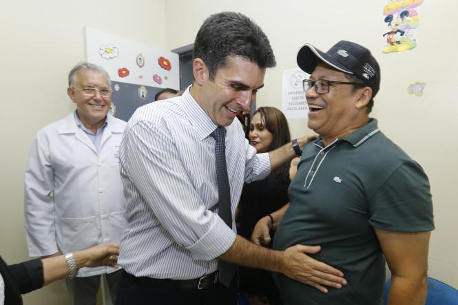 O governador do Estado, Helder Barbalho, participou do lançamento da Campanha Nacional de Vacinação contra Influenza, iniciada nesta quarta-feira (10) em todo o País, prosseguindo até 31 de maio. Acompanhado da primeira-dama, Daniela Barbalho, o governador esteve na Unidade Básica de Saúde (UBS) do bairro da Pedreira, em Belém, na tarde desta quarta-feira. Ele e a primeira-dama tomaram a vacina, aplicada pelo secretário de Estado de Saúde, o médico Alberto Beltrame.

FOTO : MARCELO SEABRA / AGÊNCIA PARÁ
DATA: 10.04.2019
BELÉM - PARÁ <div class='credito_fotos'>Foto: Marcelo Seabra / Ag. Pará   |   <a href='/midias/2019/originais/2c4b2e43-1ee6-40ad-9a7b-5d4da65dac1f.jpg' download><i class='fa-solid fa-download'></i> Download</a></div>