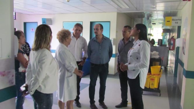 Diretora executiva do HRPM recepciona visita de representantes da saúde do I Seminário Regional de Malária, realizado em Breves. A gestora apresenta a horta 100% orgânica aos visitantes.

FOTO: ASCOM / HRPM
DATA: 18.04.2019
BELÉM - PARÁ <div class='credito_fotos'>Foto: Ascom HRPM   |   <a href='/midias/2019/originais/2c4e4757-6ea6-4c19-898f-e9d128223c25.jpg' download><i class='fa-solid fa-download'></i> Download</a></div>