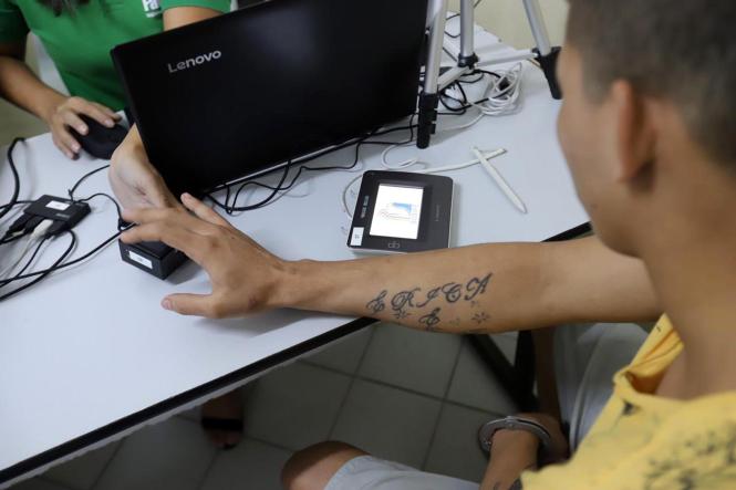 Em coletiva realizada na manhã desta terça-feira (15), na Unidade Básica de Saúde do Complexo Penitenciário de Santa Izabel, o governador do estado, Helder Barbalho garantiu que todos os internos do sistema penitenciário do Pará serão cadastrados no processo de biometria. O objetivo é permitir a devida identificação civil e administrativa para impedir a duplicidade de registros e facilitar a identificação de presos que não têm sequer documentação. A ação faz parte da Operação Opus, coordenada pela Susipe e que encerra nesta quinta-feira (17).

FOTO: MARCO SANTOS/AGÊNCIA PARÁ
DATA: 16.01.2019
BELÉM - PARÁ
 <div class='credito_fotos'>Foto: Marco Santos / Ag. Pará   |   <a href='/midias/2019/originais/2c501a07-aac7-4c78-8f6b-0b01873f0624.jpg' download><i class='fa-solid fa-download'></i> Download</a></div>