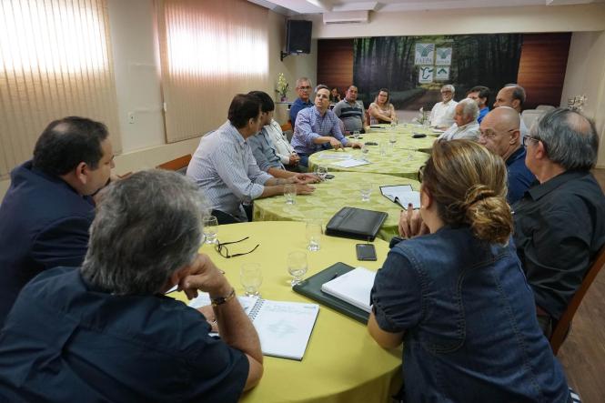 Os donos de frigoríficos no Pará estão preocupados com a queda de 26% na receita de exportação da carne em 2018. A informação foi do presidente do Sindicato da Indústria de Carnes no Pará (Sindicarne), Daniel Acatauassú Freire, durante reunião solicitada pelo secretário estadual de Desenvolvimento Agropecuário e da Pesca, Hugo Suenaga, para discutir os impactos da crise no setor.

FOTO: MATEUS COSTA/ASCOM SEDAP
DATA: 18.01.2019
BELÉM - PARÁ <div class='credito_fotos'>Foto: Mateus Costa / ascom sedap   |   <a href='/midias/2019/originais/2c51be11-3f89-4024-ace7-2f1a790e7c9e.jpg' download><i class='fa-solid fa-download'></i> Download</a></div>