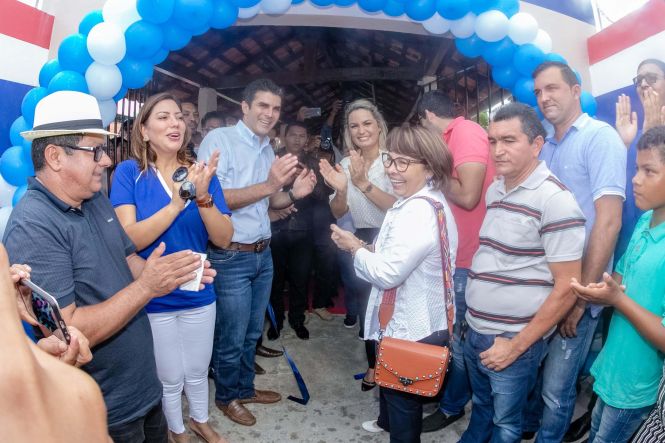 Na manhã desta sexta-feira (17), o governador do Estado, Helder Barbalho, reinaugurou a Escola Estadual de Ensino Fundamental e Médio Manoel Lobato, em Primavera, região bragantina. A unidade de ensino foi reformada e ampliada com recursos de mais de R$ 1.700 milhão, que foram financiados pelo Banco Interamericano de Desenvolvimento (Bid).

FOTO: MARCO SANTOS / AGÊNCIA PARÁ
DATA: 17.05.2019
PRIMAVERA - PARÁ <div class='credito_fotos'>Foto: Marco Santos / Ag. Pará   |   <a href='/midias/2019/originais/2ca81481-4d80-4a70-87b0-01cfd2a20aff.jpg' download><i class='fa-solid fa-download'></i> Download</a></div>