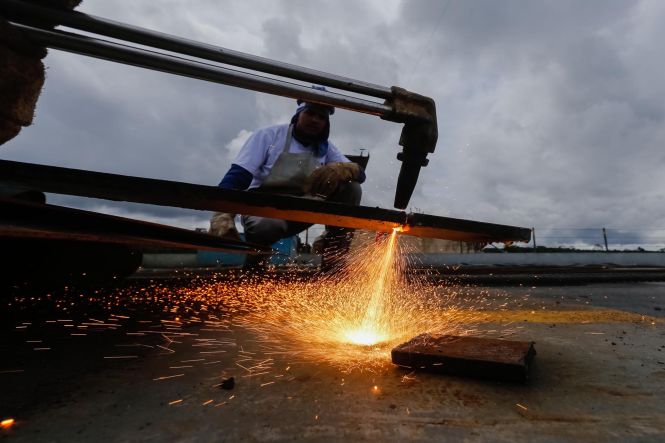 Duas equipes de mergulhadores iniciaram o trabalho de amarração dos destroços da ponte Rio Moju nesta terça-feira (30). Eles farão a amarração de 24 cabos de aço aos escombros da balsa e da estrutura que desabou para que, assim, seja feita a movimentação do tabuleiro, que mede de 80 metros e pesa 850 toneladas. Toda a ação é acompanhada pela Secretaria de Estado de Transportes (Setran).

FOTO: FERNANDO ARAÚJO / AGÊNCIA PARÁ
DATA: 30.04.2019
BELÉM - PARÁ <div class='credito_fotos'>Foto: Fernando Araújo/Ag. Pará   |   <a href='/midias/2019/originais/2cb0ec64-26bd-40d5-bb68-d8b41a38a0b3.jpg' download><i class='fa-solid fa-download'></i> Download</a></div>