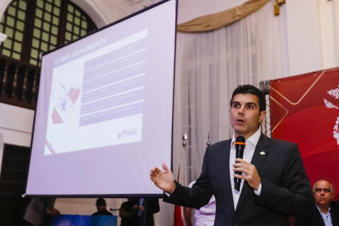 Estudos sobre a viabilidade da criação de uma rodovia pedagiada entre Belém e Castanhal, a instalação do canteiro de obras para a derrocada do Pedral do Lourenço a partir de julho desse ano e ainda a conclusão da discussão sobre as compensações da Lei Kandir na Câmara Federal, até o final do semestre, foram algumas das ações anunciadas por Helder Barbalho durante o lançamento da 8ª edição da Feira Pará Negócios. O evento, realizado na sede da Associação Comercial do Pará (ACP) na noite da última sexta-feira (16), contou com a presença de expositores, autoridades e convidados, que assistiram a conferência "Perspectivas para o crescimento do Pará", ministrada pelo governador.

FOTO: MARCELO SEABRA / AGÊNCIA PARÁ
DATA: 16.03.2019
BELÉM - PA <div class='credito_fotos'>Foto: Marcelo Seabra / Ag. Pará   |   <a href='/midias/2019/originais/2cb98806-da4a-4fa2-850a-9238dc57e7f7.jpg' download><i class='fa-solid fa-download'></i> Download</a></div>