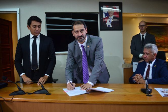 Um acordo de cooperação técnica para o compartilhamento de tecnologias e informações entre a Polícia Federal e a Secretaria de Estado de Segurança Pública e Defesa Social (Segup) foi assinado na tarde desta segunda-feira (13), na sede da Segup.

FOTO: ELIELSON MODESTO / ASCOM SEGUP
DATA: 14.05.2019
BELÉM - PARÁ <div class='credito_fotos'>Foto: Elielson Modesto / Ascom Segup   |   <a href='/midias/2019/originais/2cba3706-ae9e-403e-9d6b-6967282816ac.jpg' download><i class='fa-solid fa-download'></i> Download</a></div>