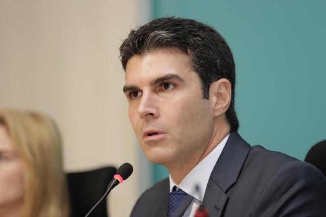 Na primeira manhã de trabalho do Governador Helder Barbalho (foto), nesta quarta-feira (02), foi assinado ofício enviado ao Ministro da Justiça e Segurança Pública, Sérgio Fernando Moro, solicitando o emprego de 500 agentes da Força Nacional de Segurança Pública para imediato reforço do efetivo local e preservação da ordem pública. Helder ainda deu posse aos secretários, presidentes de instituições e diretores que fazem parte de sua equipe. Logo no inicio da manhã Helder Barbalho visitou as tropas da ação integrada da Secretaria de Estado de Segurança Pública (Segup) que leva o reforço da segurança para os bairros de Belém envolvendo cerca de 400 agentes. Durante a posse dos novos secretários o governador Helder Barbalho ressaltou a absoluta confiança nos nomeados cujas escolhas foram pautadas fundamentalmente por critérios técnicos e de acordo com a qualificação profissional de cada um deles. Para ele os critérios de escolha utilizados “permitirão um novo patamar de gestão ao Estado e que possamos o quanto antes fazer chegar à sociedade paraense as mudanças desejadas e reivindicadas por cada cidadão deste Estado”, comentou.

FOTO: MARCO SANTOS
DATA: 02.01.2019
BELÉM - PARÁ <div class='credito_fotos'>Foto: MARCO SANTOS   |   <a href='/midias/2019/originais/2cc2a16d-d60d-4230-9d9e-464f09a3e94d.jpg' download><i class='fa-solid fa-download'></i> Download</a></div>