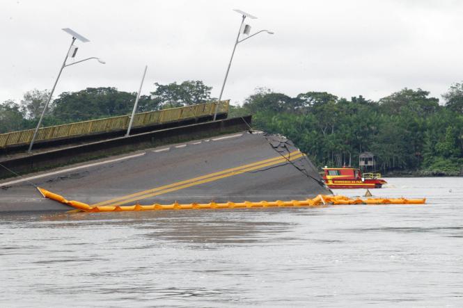 Desde as primeiras horas da manhã desta segunda-feira (8), agentes do Departamento de Trânsito do Estado do Pará (Detran), estão na Rodovia PA-483 (Alça Viária), em frente ao trevo que dá acesso ao município de Acará, próximo à ponte do Rio Moju, sinalizando a área e orientando motoristas que trafegam pelo local. As ações fazem parte do planejamento estratégico posto em prática pelo Governo do Pará, a fim de reduzir os danos causados pela queda de parte da ponte do Rio Moju, no último sábado (6). As ações são realizadas no local do acidente e nas rotas alternativas que possam permitir, com segurança, o fluxo de pessoas e veículos.

FOTO: FERNANDO ARAÚJO / AGÊNCIA PARÁ
DATA: 07.04.2019
MOJU - PA <div class='credito_fotos'>Foto: Fernando Araújo/Ag. Pará   |   <a href='/midias/2019/originais/2ce0989f-c1b0-45de-9181-2f37266afd7f.jpg' download><i class='fa-solid fa-download'></i> Download</a></div>