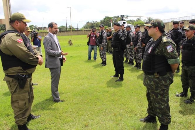 Duas pessoas foram presas, uma foi morta em confronto com a polícia e outra já está identificada, por suspeita de participação na morte de dois policiais militares, na manhã desta quinta-feira (16). As informações foram divulgadas pela Secretaria de Estado de Segurança Pública e Defesa Social do Pará (Segup) durante coletiva de imprensa realizada na Unidade Integrada de Polícia (UIP) do Tenoné.

FOTO: ASCOM SEGUP
DATA: 16.05.2019
BELÉM - PARÁ <div class='credito_fotos'>Foto: ASCOM / SEGUP   |   <a href='/midias/2019/originais/2cef0354-46af-4d9d-bc17-fe65117c3e6c.jpg' download><i class='fa-solid fa-download'></i> Download</a></div>