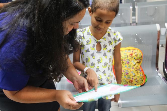 “Aqui tem amor, carinho e paixão”, com essas palavras e um desenho assinado com o nome em um coração, a pequena Ketley Rodrigues, de 7 anos, deixou uma homenagem aos profissionais do Hospital Oncológico Infantil Octávio Lobo, em Belém, após receber alta de uma internação de quase uma semana para continuidade do tratamento que faz contra um câncer no rim, descoberto há oito meses. 

FOTO: DIVULGAÇÃO
DATA: 13.03.2019
BELÉM - PA <div class='credito_fotos'>Foto: Divulgação   |   <a href='/midias/2019/originais/2cfdf52b-51d8-40c0-b287-4ee2a5998b0b.jpg' download><i class='fa-solid fa-download'></i> Download</a></div>