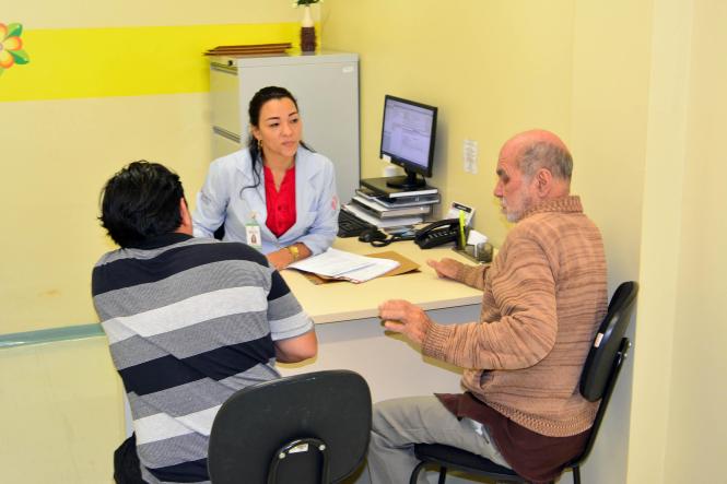 A equipe da Unidade de Alta Complexidade em Oncologia Dr. Vítor Moutinho - Unacon Tucuruí comemora a marca de 14 pacientes que terminaram o ciclo do tratamento e, agora farão apenas o acompanhamento. A superação dessa fase é simbolizada com o toque de um sino e leva motivação a outros pacientes que ainda lutam contra o câncer. Segundo o diretor executivo da unidade Thiarle Dassi, o momento é especial e valioso. 

FOTO: ASCOM UNACON 
DATA: 16.01.2019
TUCURUÍ - PARÁ <div class='credito_fotos'>Foto: Ascom Unacon   |   <a href='/midias/2019/originais/2cff3343-b379-4d7f-a2d2-bee8bbdf6820.jpg' download><i class='fa-solid fa-download'></i> Download</a></div>