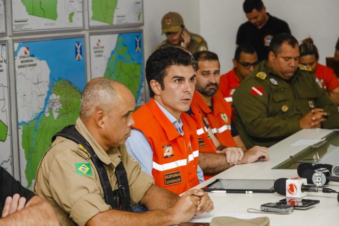O governador Helder Barbalho e o vice-governador, Lúcio Vale, anunciaram, durante coletiva neste sábado (6), que o Estado não irá cessar as buscas pelas possíveis vítimas do acidente na ponte Rio Moju, a terceira da Alça Viária, até que elas sejam localizadas. Como medidas emergenciais para minimizar os impactos sofridos pela população, o chefe do Executivo estadual informou que serão construídas rampas, nos dois lados da ponte, para possibilitar o fluxo de balsas no local onde a a estrutura da ponte foi destruída após a colisão de uma balsa, na madrugada deste sábado (6). Serão recuperados ainda os portos do Arapari, em Barcarena, e o Porto Bannach, localizado na Avenida Bernardo Sayão, no bairro do Guamá, em Belém.

FOTO: FERNANDO ARAÚJO / AGÊNCIA PARÁ
DATA: 06.04.2019 <div class='credito_fotos'>Foto: Fernando Araújo/Ag. Pará   |   <a href='/midias/2019/originais/2d186a56-2fd8-4ce1-98d9-600c43278d89.jpg' download><i class='fa-solid fa-download'></i> Download</a></div>
