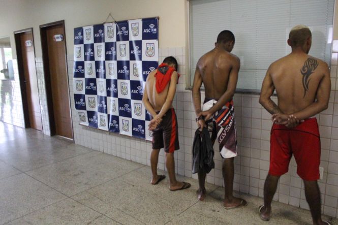 Duas pessoas foram presas, uma foi morta em confronto com a polícia e outra já está identificada, por suspeita de participação na morte de dois policiais militares, na manhã desta quinta-feira (16). As informações foram divulgadas pela Secretaria de Estado de Segurança Pública e Defesa Social do Pará (Segup) durante coletiva de imprensa realizada na Unidade Integrada de Polícia (UIP) do Tenoné.

FOTO: ASCOM SEGUP
DATA: 16.05.2019
BELÉM - PARÁ <div class='credito_fotos'>Foto: ASCOM / SEGUP   |   <a href='/midias/2019/originais/2d4d0c0e-0f8c-4371-a0b0-ed94cf0a9004.jpg' download><i class='fa-solid fa-download'></i> Download</a></div>