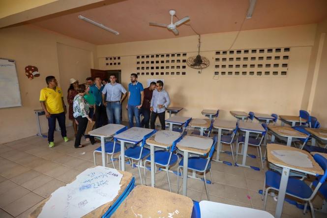 Após entregar a nova agência do Banco do Estado do Pará (Banpará) na manhã deste sábado (9), em Mocajuba, nordeste paraense, o governador Helder Barbalho e sua equipe de Governo vistoriaram as obras da ponte sobre o Igarapé Uxipocu e visitaram as instalações da Escola Estadual Isaura Bahia. O chefe do Executivo estadual esteve acompanhado do vice-governador, Lúcio Vale; da prefeitura do município, Fátima Braga; e da secretária de Estado de Educação (Seduc), Leila Freire

FOTO: MARCO SANTOS / AGÊNCIA PARÁ
DATA:09.02.2019
MOCAJUBA - PARÁ <div class='credito_fotos'>Foto: Marco Santos / Ag. Pará   |   <a href='/midias/2019/originais/2d5961cc-b1c5-4a51-bdaf-a3822f22b67f.jpg' download><i class='fa-solid fa-download'></i> Download</a></div>