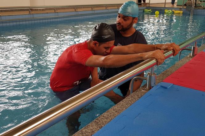 O jovem Airton Pessoa, de 24 anos (foto), formado em Educação Física, é um dos usuários do Centro Integrado de Inclusão e Reabilitação (CIIR), que passou a fazer a atividade de hidroterapia oferecido pelo complexo à Pessoas com Deficiência (PcD) de todas as faixas etárias.

FOTO: ASCOM CIIR
DATA: 07.01.2019
BELÉM - PARÁ <div class='credito_fotos'>Foto: ASCOM CIIR   |   <a href='/midias/2019/originais/2d628a84-d796-4232-8595-659cccf2b069.jpg' download><i class='fa-solid fa-download'></i> Download</a></div>