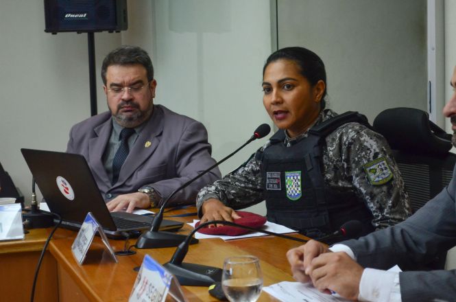 Os números da violência no Pará seguem reduzindo. Com o acréscimo de 200 militares da Força Nacional atuando na ostensividade, os crimes de furto, homicídio, latrocínio, lesão corporal seguida de morte e roubo tiveram redução, ao comparar o período de 18 de fevereiro a 24 de março, antes da chegada da Força Nacional, e 25 de março a 28 de abril, período que a FN já estava em atuação.

FOTO: ELIELSON MODESTO / ASCOM SEGUP
DATA: 30.04.2019
BELÉM - PARÁ <div class='credito_fotos'>Foto: Elielson Modesto / Ascom Segup   |   <a href='/midias/2019/originais/2d75c2a6-a410-4eab-b7ff-6540dee50191.jpg' download><i class='fa-solid fa-download'></i> Download</a></div>