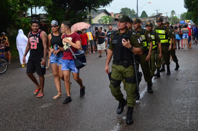 Nem a chuva, que caiu durante toda à tarde e início da noite, afastou os cerca de 25 mil foliões que participaram do tradicional bloco de rua Rabo do Peru, no distrito de Icoaraci, em Belém, nesta quarta-feira de cinzas (6). A festa, que marca o encerramento do carnaval no distrito, contou com ações preventivas e ostensivas de diversos órgãos da segurança pública integrados, por meio da operação Carnaval Seguro, coordenada pela Secretaria de Estado de Segurança Pública do Pará (Segup).


FOTO: ELIELSON MODESTO / SEGUP
DATA: 06.03.2019
BELÉM - PARÁ <div class='credito_fotos'>Foto: Elielson Modesto / Ascom Segup   |   <a href='/midias/2019/originais/2daf2a24-2387-4f99-88c9-18a2311c20f6.jpg' download><i class='fa-solid fa-download'></i> Download</a></div>