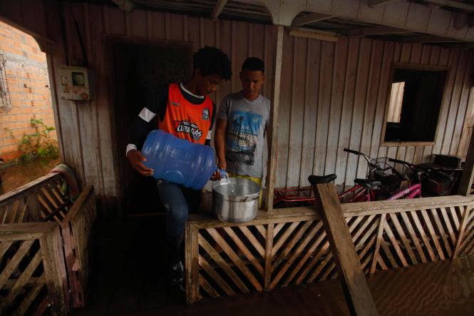 A Defesa Civil do Estado já está no município de São Domingos do Capim, no nordeste do Pará, que foi atingido por forte alagamento desde a última quinta-feira (21). 

FOTO: MAYCON NUNES / AGÊNCIA PARÁ
DATA: 23.03.2019
SÃO DOMINGOS DO CAPIM - PARÁ <div class='credito_fotos'>Foto: Maycon Nunes / Ag. Pará   |   <a href='/midias/2019/originais/2dbb108f-5dd6-4aec-8d60-ff908e8f2e47.jpg' download><i class='fa-solid fa-download'></i> Download</a></div>