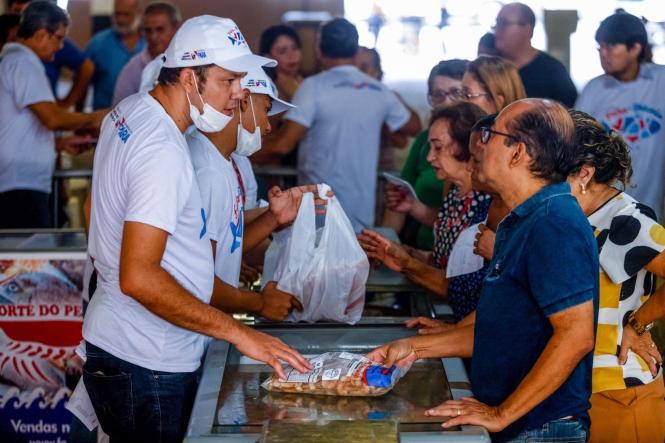 Com o objetivo de incentivar o consumo do pescado e não deixar faltar o alimento no período onde católicos não ingerem carne vermelha, começou nesta quarta-feira (17), a Feira do Pescado 2019, promovida pela Secretaria Estadual de Desenvolvimento Agropecuário e da Pesca (Sedap). O evento acontece, simultâneamente, em oito pontos da região metropolitana (sendo seis em Belém, um em Ananindeua e outro em Marituba) e em outros 47 municípios do interior paraense, em parceria com as respectivas prefeituras.

FOTO: MAYCON NUNES / AGÊNCIA PARÁ
DATA: 17.04.2019
BELÉM - PARÁ <div class='credito_fotos'>Foto: Maycon Nunes / Ag. Pará   |   <a href='/midias/2019/originais/2dce9811-24eb-4acf-8208-2878d865d181.jpg' download><i class='fa-solid fa-download'></i> Download</a></div>