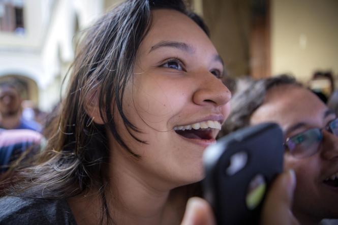 Em meio a batucadas, cores e brilhos, ficaram conhecidos os 3.650 aprovados no Processo Seletivo (Prosel) 2019 da Universidade do Estado do Pará (Uepa), na manhã desta sexta (25). No pátio da Reitoria, candidatos, pais, amigos e professores aguardavam ansiosos, junto às emissoras de rádio que fazem a leitura dos nomes.

FOTO: NAILANA THIELY / ASCOM UEPA
DATA: 25.01.2019
BELÉM - PARÁ <div class='credito_fotos'>Foto: Fernando Araújo/Ag. Pará   |   <a href='/midias/2019/originais/2de1147c-4d08-47db-828c-834ba05d143a.jpg' download><i class='fa-solid fa-download'></i> Download</a></div>