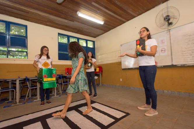 Aliado a respeito, cortesia e responsabilidade, o conhecimento é determinante na transformação do comportamento do homem na sociedade atual. E foi pensando no alto potencial de assimilação da informação nas escolas que a Universidade do Estado do Pará (Uepa), em parceria com o Departamento de Trânsito (Detran/PA), criou um projeto de educação no trânsito, um dos principais fatores de diminuição do número de acidentes. A primeira ação de 2019 foi realizada na última sexta-feira 

FOTO: Marcello Sarmento / ASCOM Uepa
DATA: 08.02.19
BELÉM-PARÁ <div class='credito_fotos'>Foto: MARCELLO SARMENTO / ASCOM UEPA   |   <a href='/midias/2019/originais/2e1a37b9-7a98-46e1-babc-ee287fd12a18.jpg' download><i class='fa-solid fa-download'></i> Download</a></div>