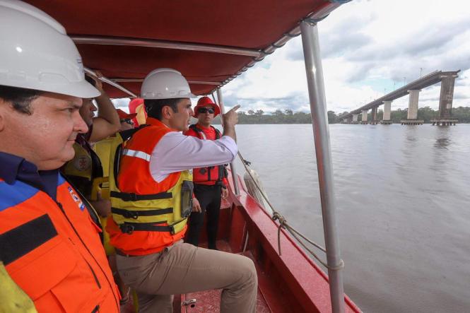 Cinco dias após a queda de parte da ponte do Rio Moju, na Alça Viária (Região Metropolitana de Belém), o governador Helder Barbalho visitou o local na manhã desta quinta-feira (11), para ver o andamento das ações realizadas e debater maneiras de executar, o mais rápido possível, as obras de retirada dos escombros e instalação de balsas no rio, que viabilizarão a travessia de veículos.

FOTO: MARCO SANTOS / AGÊNCIA PARÁ
DATA: 11.04.2019
MOJU - PA <div class='credito_fotos'>Foto: Marco Santos / Ag. Pará   |   <a href='/midias/2019/originais/2e3c0116-c1e9-41eb-a334-d7fccc40522b.jpg' download><i class='fa-solid fa-download'></i> Download</a></div>