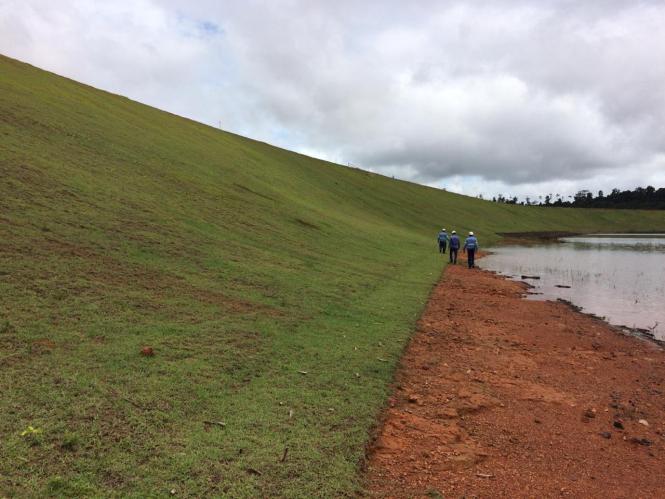 A Secretaria de Meio Ambiente e Sustentabilidade (Semas) concluiu mais uma etapa de vistorias em barragens no estado do Pará. Esta semana, as equipes foram até uma mineradora localizada em Paragominas. No local, os técnicos passaram três dias avaliando o estado de conservação das estruturas do sistema de disposição de rejeitos 1 e 2 (SD1 e SD2).

FOTO: ASCOM/ SEMAS
DATA: 23.03.2019
PARAGOMINAS - BELÉM- PARÁ <div class='credito_fotos'>Foto: ASCOM SEMAS   |   <a href='/midias/2019/originais/2e60e3e3-74f1-4e9d-80c5-c8666f440516.jpg' download><i class='fa-solid fa-download'></i> Download</a></div>