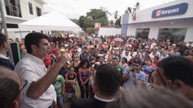 O governador Helder Barbalho e o vice-governador, Lúcio Vale, inauguraram neste sábado (23) a segunda agência do Banco do Estado do Pará (Banpará) em 80 dias de governo, dessa vez no município de Porto de Moz, no oeste paraense. 

FOTO: MARCO SANTOS / AG. PARÁ
DATA: 23.03.3029
PORTO DE MOZ - PARÁ <div class='credito_fotos'>Foto: Marco Santos / Ag. Pará   |   <a href='/midias/2019/originais/2e8e0514-fbd0-4e8b-a724-f6f71fc732ba.jpg' download><i class='fa-solid fa-download'></i> Download</a></div>