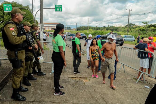 Mais de 10 mil pessoas fizeram a festa no primeiro jogo da final do Campeonato Paraense de 2019, o “Banparazão”. Mesmo com a chuva, a partida entre as equipes do Independente e do Clube do Remo foi um belo espetáculo para todos que compareceram ao Estádio Olímpico do Pará, o Mangueirão, neste domingo (14). O Galo Elétrico levou a melhor com o placar de 1 a 0.

FOTO: RICARDO AMANAJÁS / AGÊNCIA PARÁ
DATA: 15.04.2019
BELÉM - PARÁ <div class='credito_fotos'>Foto: Ricardo Amanajás / Ag. Pará   |   <a href='/midias/2019/originais/2ec532b1-670c-4972-bda6-74743dc806ad.jpg' download><i class='fa-solid fa-download'></i> Download</a></div>