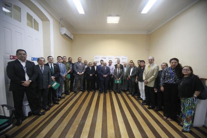 O I Colégio de ex-superintendentes do Sistema Penitenciário do Estado (Susipe), reuniu na última sexta feira (8/2), ex-titulares da pasta para debater suas experiências na gestão prisional do Estado. O grupo irá se encontrar mensalmente e deliberar ações necessárias para a melhoria do sistema carcerário paraense e ainda escolher os representantes para os conselhos penitenciários.
 

FOTO: ASCOM / SUSIPE
DATA: 12.02.2019
BELÉM - PARÁ <div class='credito_fotos'>Foto: ASCOM SUSIPE   |   <a href='/midias/2019/originais/2f1ea62d-2f5b-4e52-ab5d-e0a705d45086.jpg' download><i class='fa-solid fa-download'></i> Download</a></div>