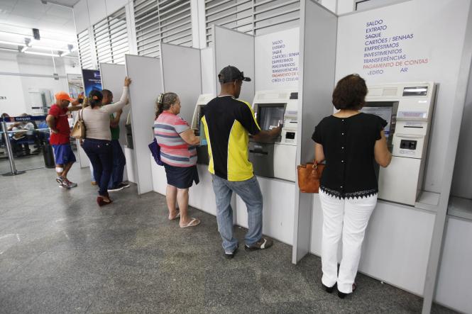 O funcionalismo público estadual, da administração direta e indireta, começa a receber os salários do mês de março na próxima terça-feira (26). Serão pagos primeiramente os inativos militares e pensionistas civis e militares, além dos inativos civis e as pensões especiais da Secretaria de Estado de Administração (Sead). O pagamento será encerrado no dia 29 (sexta-feira), com os servidores da Secretaria de Estado de Educação (Seduc), da capital e do interior.

FOTO: ARQUIVO / AGÊNCIA PARÁ
DATA: 20.03.2019
BELÉM - PA <div class='credito_fotos'>Foto: ARQUIVO / AG. PARÁ   |   <a href='/midias/2019/originais/2f355551-621b-4767-8aef-b976c862fda8.jpg' download><i class='fa-solid fa-download'></i> Download</a></div>