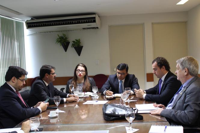 A cooperação na elaboração de planos de manejo de Unidades de Conservação federais e estaduais, o Fundo Amazônia, e ações estruturantes de políticas governamentais foram os principais temas debatidos em reunião entre o secretário estadual de Meio Ambiente e sustentabilidade (Semas), Mauro O'de Almeida, e os presidentes do Instituto Chico Mendes de Conservação da Biodiversidade (ICMBio) e do Instituto Brasileiro de meio Ambiente e de Recursos Naturais Renováveis (Ibama). O encontro foi realizado hoje na sede da Semas.

FOTO: ASCOM / SEMAS
DATA: 12.03.2019
BELÉM - PARÁ <div class='credito_fotos'>Foto: ASCOM / SEMAS   |   <a href='/midias/2019/originais/2f392331-11cd-44ff-9553-07c423e29092.jpg' download><i class='fa-solid fa-download'></i> Download</a></div>