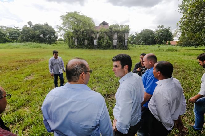 O município de Marituba, na Região Metropolitana de Belém (RMB), deverá ganhar, em breve, um complexo cultural, de lazer, turismo e negócios, a ser construído por meio de uma parceria entre a Prefeitura local e o governo do Estado. O primeiro passo para a implementação do projeto foi dado na tarde desta quarta-feira (17), quando o governo do Estado oficializou a cessão de uma área que pertencia à Empresa de Assistência Técnica e Extensão Rural do Estado (Emater-PA) para a gestão municipal. O ato contou com a participação do governador Helder Barbalho, de secretários estaduais e de representantes do município, que se reuniram no auditório da Emater, no KM-12 da Rodovia BR-316.

FOTO: MARCELO SEABRA ;/ AGÊNCIA PARÁ
DATA: 17.04.2019
MARITUBA - PARÁ <div class='credito_fotos'>Foto: Marcelo Seabra / Ag. Pará   |   <a href='/midias/2019/originais/2f3b766a-8f48-4816-a6c1-ea3bc9961a4a.jpg' download><i class='fa-solid fa-download'></i> Download</a></div>