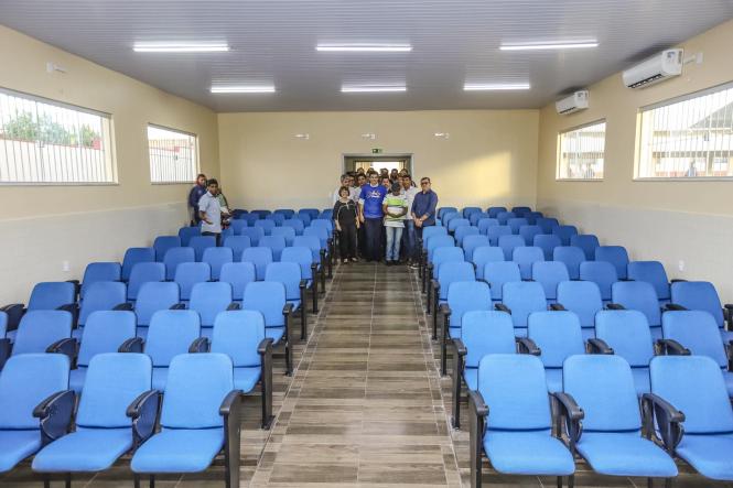 Educação foi a área priorizada em Redenção, no sul do Pará, pela agenda do programa Governo por Todo o Pará, iniciativa de descentralização da gestão estadual que leva para diferentes regiões do Estado, obras e serviços e dá voz às populações locais. A comitiva estadual chegou à cidade no fim da tarde da sexta-feira (5), depois de cumprir agenda em Marabá, Conceição do Araguaia e Bannach.

FOTO: MARCO SANTOS / AGÊNCIA PARÁ
DATA: 06.04.2019
REDENÇÃO - PA <div class='credito_fotos'>Foto: Marco Santos / Ag. Pará   |   <a href='/midias/2019/originais/2f6de9cb-4e05-4abb-bd47-8903dee1cc6a.jpg' download><i class='fa-solid fa-download'></i> Download</a></div>