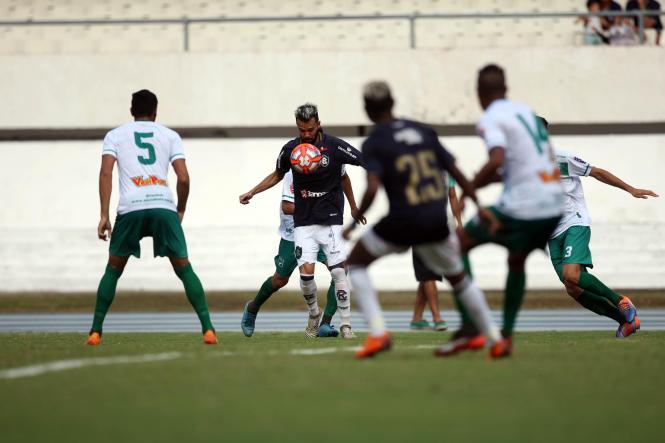 Tranquilidade e muita comemoração marcaram a reabertura do Estádio Estadual Jornalista Edgar Augusto Proença - Mangueirão na tarde deste domingo (3). A vitória do Remo contra o Tapajós, por 1x0, em jogo referente à primeira rodada do Parazão, foi acompanhada de perto por 19,2 mil torcedores, e dentre eles, muitas crianças acompanhadas pelos pais e familiares. 

FOTO: THIAGO GOMES/AG. PARÁ
DATA: 03.02.2019 
BELÉM - PARÁ <div class='credito_fotos'>Foto: Thiago Gomes /Ag. Pará   |   <a href='/midias/2019/originais/2fa4c361-ae69-4ae9-ac1c-f7f0bcaaa2c6.jpg' download><i class='fa-solid fa-download'></i> Download</a></div>