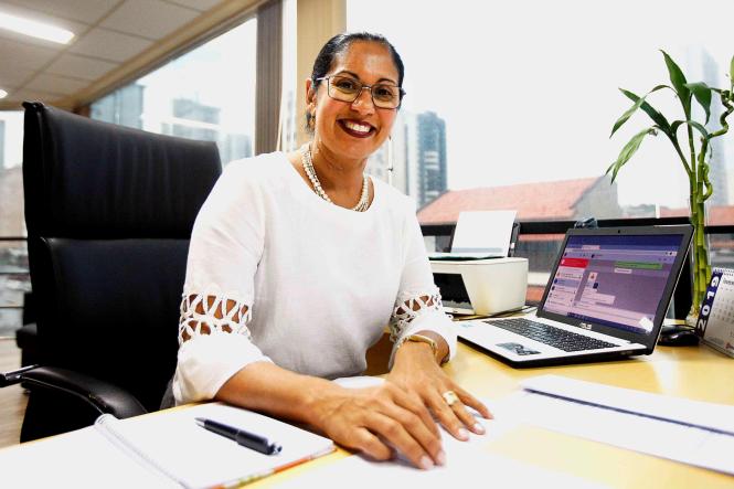 O carnaval de Belém vai atravessar a avenida e chegar também na telinha. Depois de 9 anos, a Cultura - Rede de Comunicação retoma a transmissão ao vivo, só que agora de forma integrada e com o sinal digital, dos desfiles das escolas de samba do Grupo Especial de Belém, neste sábado, dia 23 de fevereiro, na Aldeia Amazônica David Miguel. Quem por acaso não puder ver de pertinho, pode preparar a pipoca, reunir os amigos e se preparar para acompanhar todos os detalhes, seja pela TV, pelo YouTube ou pelas redes sociais. Serão 7 câmeras, 5 produtores de pista, 3 repórteres no meio do público - fazendo até vídeo-selfie - e da folia em meio a uma equipe de 50 pessoas que promete mostrar toda a beleza, emoção e grandeza do Carnaval paraense. A programação terá início às 19h e só sai do ar depois que a última escola fechar o desfile, por volta das 6h do domingo, 24.

 FOTO: MAYCON NUNES / AGÊNCIA PARÁ
DATA: 19.02.2019
BELÉM - PA <div class='credito_fotos'>Foto: Maycon Nunes / Ag. Pará   |   <a href='/midias/2019/originais/2fae78e0-baeb-42df-94e2-6b7ad0dd7a86.jpg' download><i class='fa-solid fa-download'></i> Download</a></div>