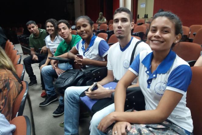 As demandas e sugestões da população da Região de Integração Carajás, para áreas como saúde, educação, infraestrutura e segurança, foram apresentadas ao Governo do Estado, na manhã desta quinta-feira (4), durante a segunda audiência pública do Plano Plurianual (PPA) 2020-2023, realizada no auditório do Carajás – Centro de Convenções de Marabá. A oitiva integra as atividades do programa Governo Por Todo o Pará e teve a abertura realizada pelo governador Helder Barbalho.
NA FOTO:  ALUNOS DA ESCOLA ESTADUAL LIBERDADE, DE MARABA

FOTO: CINTIA MAGNO- AGENCIA PARA
DATA: 04.04.2019
MARABA - PARA <div class='credito_fotos'>Foto: Cíntia Magno - Ag. Pará   |   <a href='/midias/2019/originais/2fc91cb1-3404-4b2a-ab1e-b744dadf46f0.jpg' download><i class='fa-solid fa-download'></i> Download</a></div>