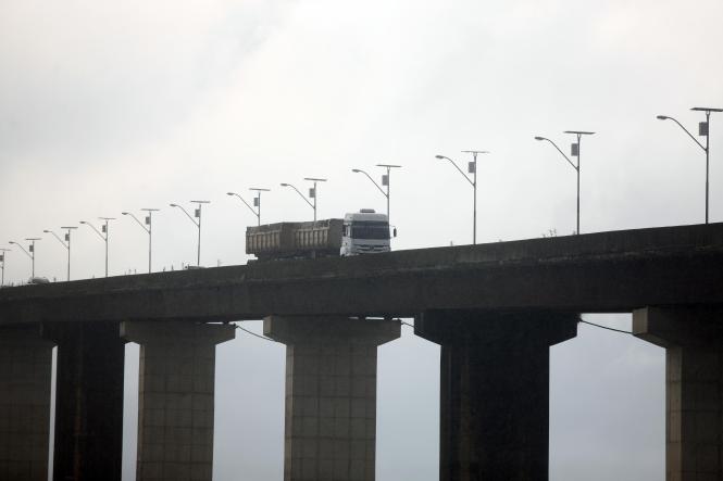A Secretaria de Estado de Transportes (Setran) iniciou, nesta quarta-feira (6), a manutenção preventiva da ponte Rio Guamá, situada na Alça Viária (PA-483). A estrutura é a última do complexo de quatro de pontes no sentido Moju-Belém, capital do estado do Pará.

FOTO: MAYCON NUNES / AG. PARÁ
DATA: 06.02.2019
MOJU - PARÁ <div class='credito_fotos'>Foto: Maycon Nunes / Ag. Pará   |   <a href='/midias/2019/originais/2fcee6c5-20fe-42d8-b657-1f2e5ca8b71e.jpg' download><i class='fa-solid fa-download'></i> Download</a></div>